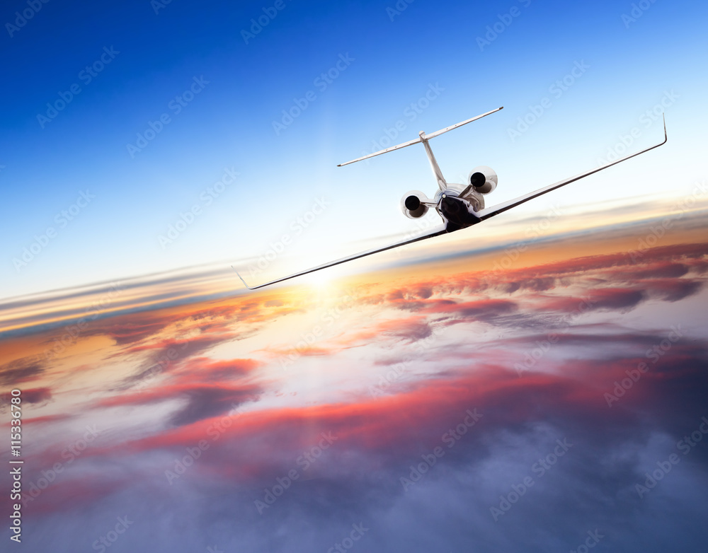 私人飞机在云端飞行