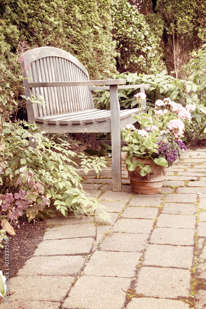 复古色调的花园长椅。
