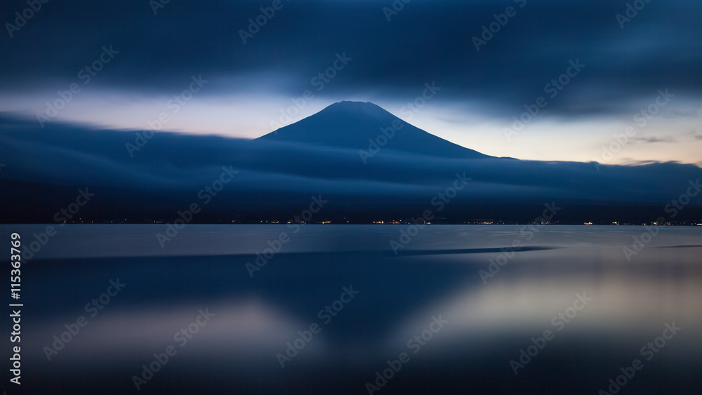 富士山和山中湖美丽日落天空的云朵
