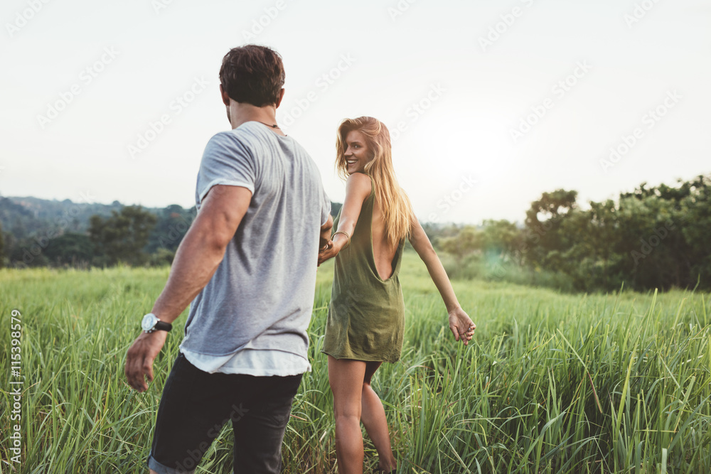 年轻夫妇在草原漫步