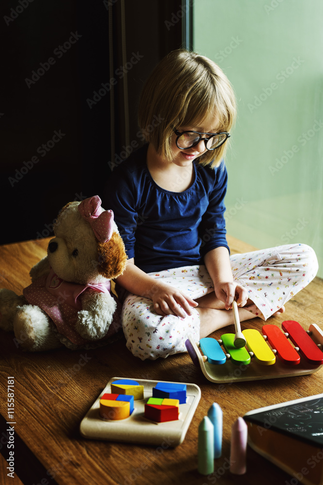 玩木琴玩具的孩子享受概念