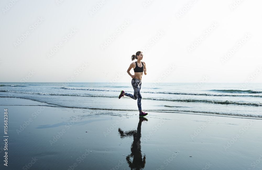 跑步锻炼训练健康生活方式海滩概念