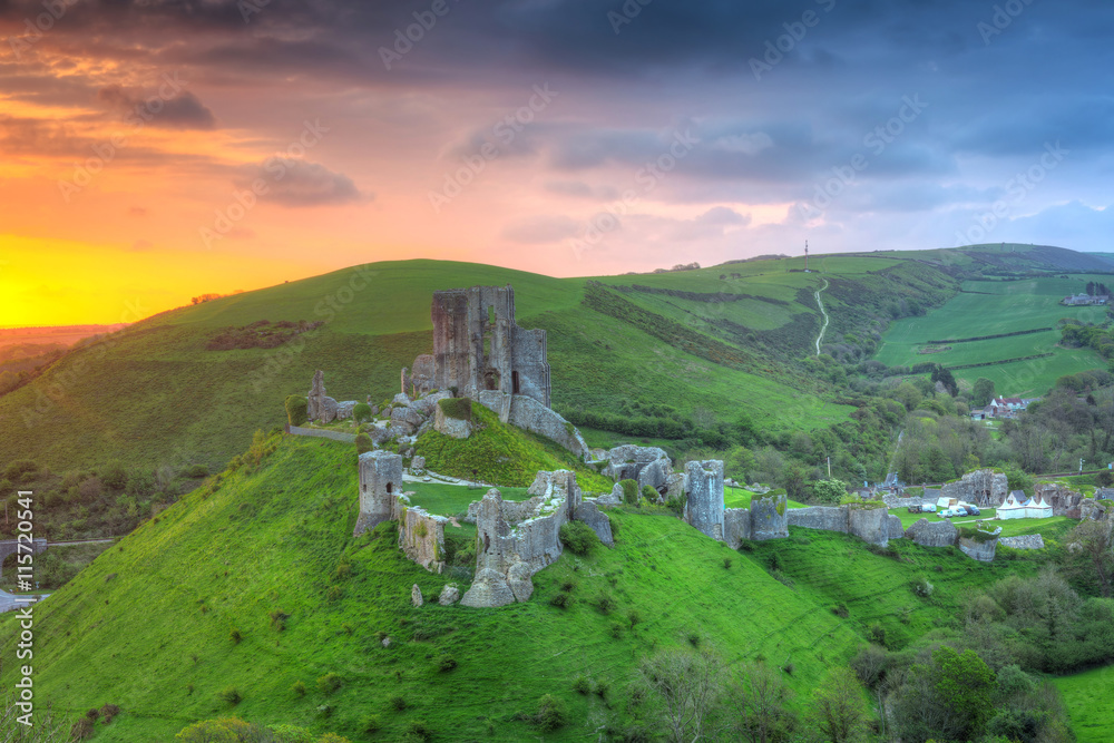 英国多塞特郡美丽日出时的科孚城堡废墟