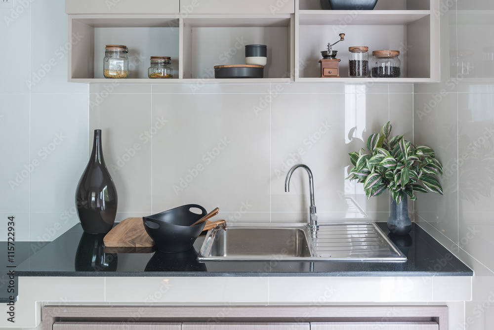 黑色厨房柜台上的现代水槽