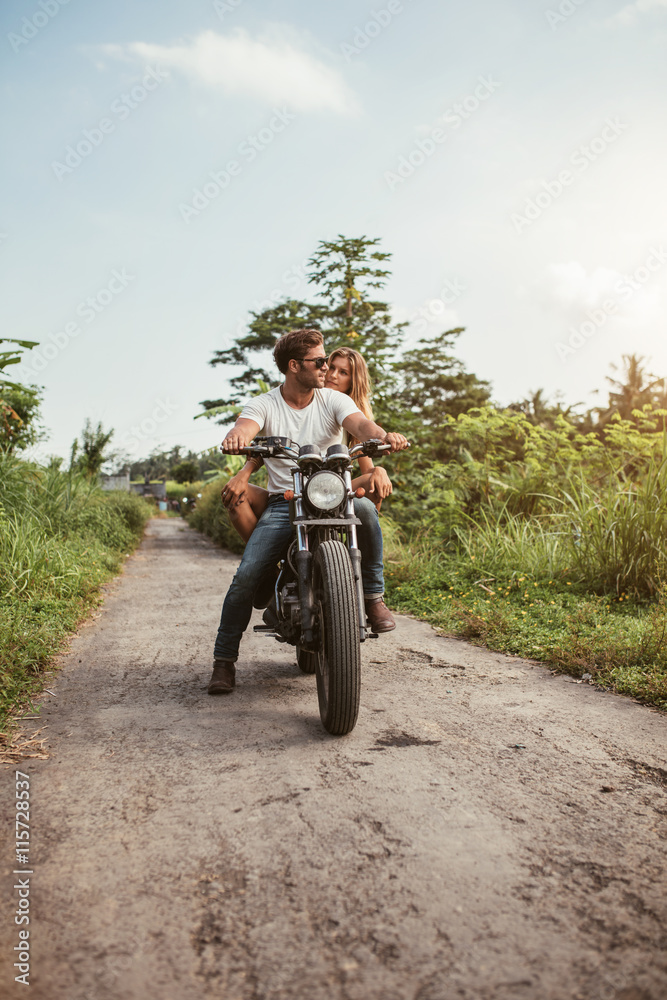 情侣骑摩托车穿越土路