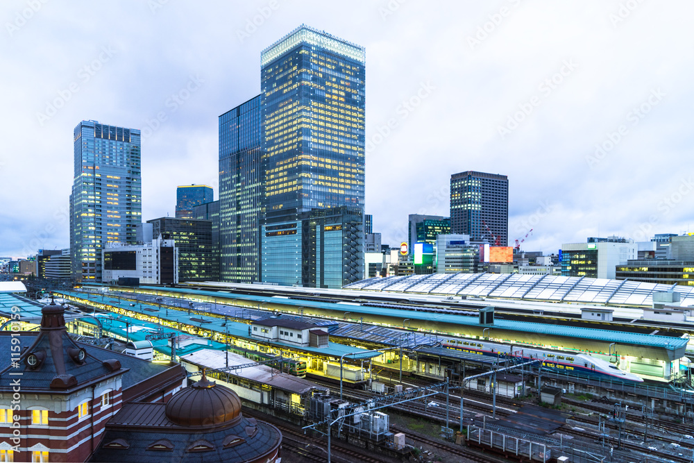 东京火车站附近的现代化办公楼