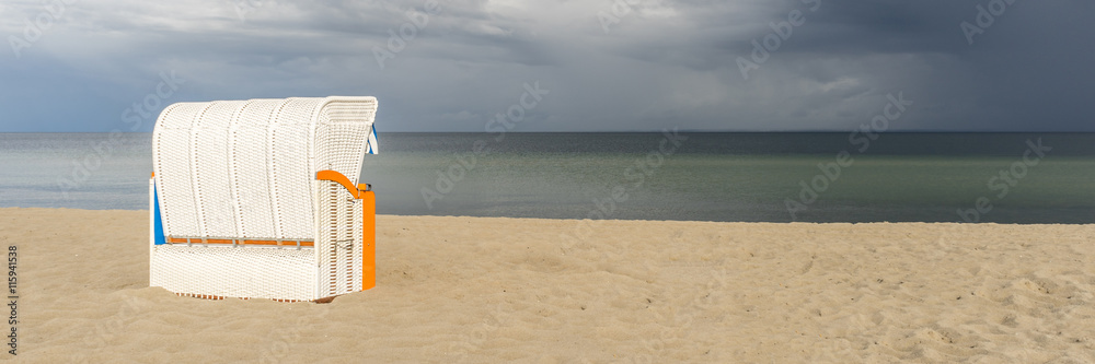 沙滩椅和即将到来的雷暴，全景，糟糕的夏天
