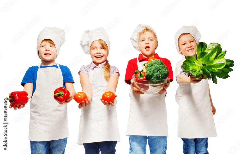 穿着厨师制服的孩子拿着新鲜蔬菜