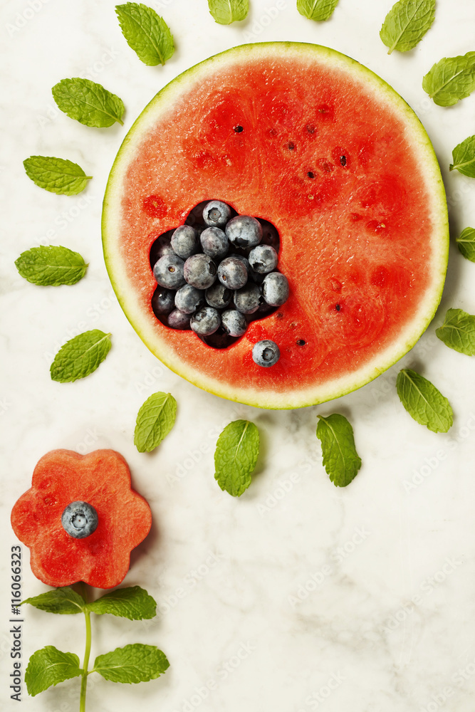 夏季水果概念。西瓜、蓝莓和薄荷叶