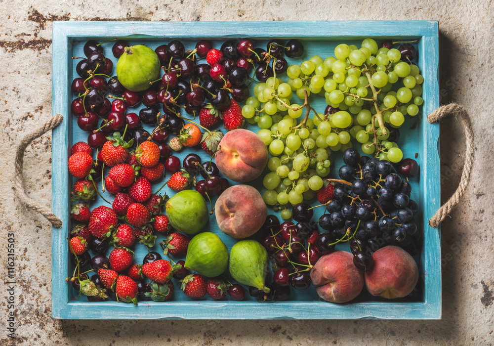 健康的夏季水果品种。黑葡萄和绿葡萄，草莓，无花果，甜樱桃，桃子
