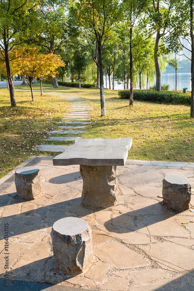 公园里的小石桌