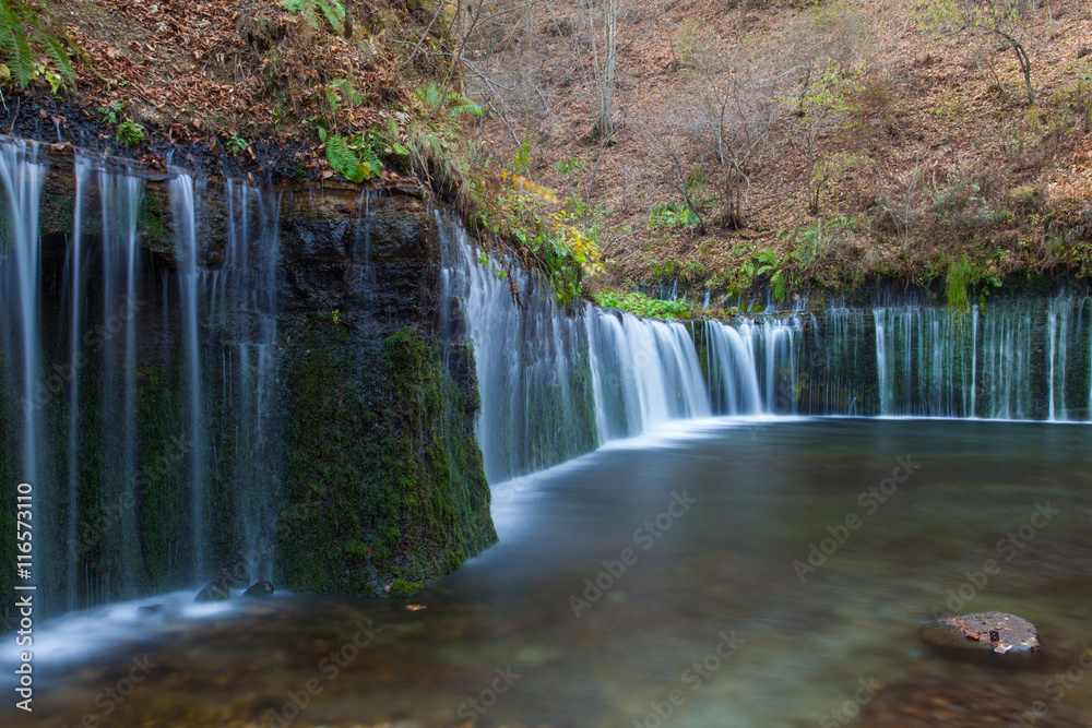 秋天的白仁瀑布，位于日本清水泽市中心以北的森林中