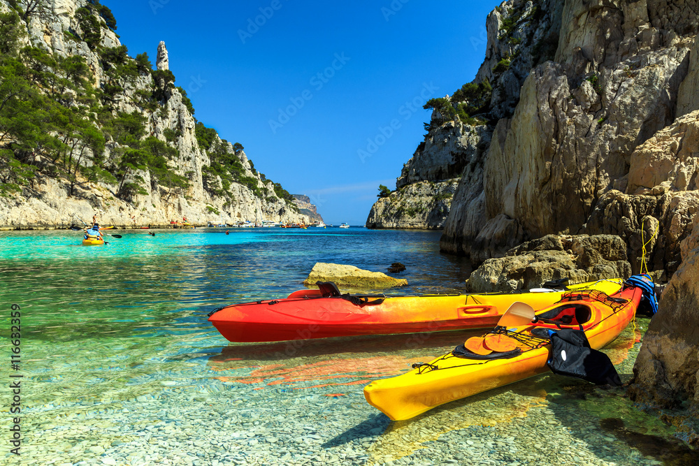 欧洲法国马赛附近卡西斯岩石湾的彩色皮划艇