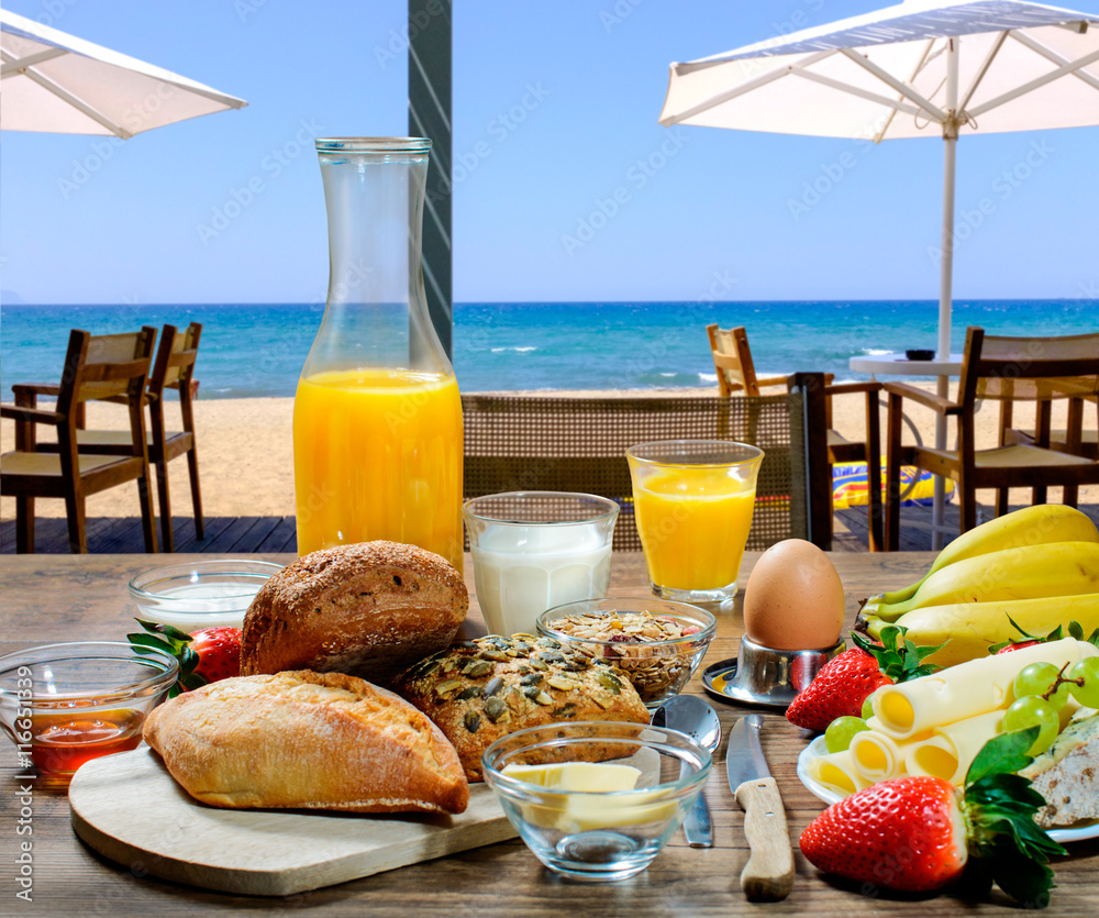 Frühstück in einem Hotel am Strand