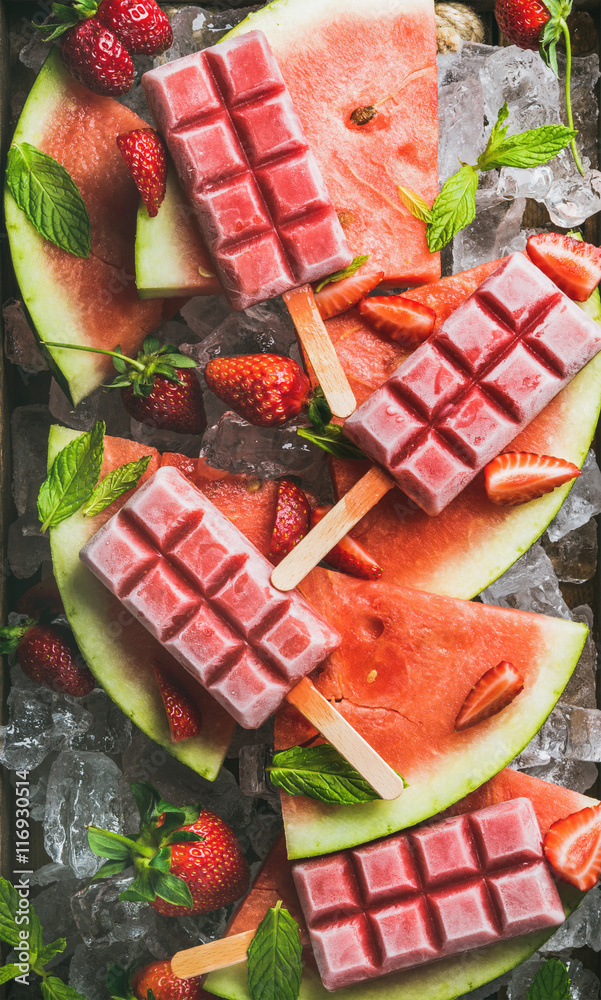 自制冰上西瓜草莓冰棍，配新鲜水果和薄荷叶，俯视图，垂直