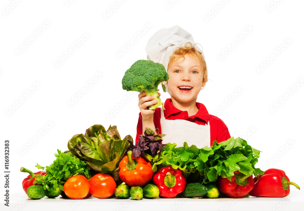 可爱的绿色蔬菜微笑男孩
