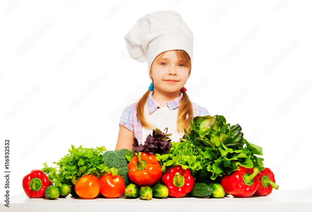年轻厨师穿着制服，配上新鲜蔬菜
