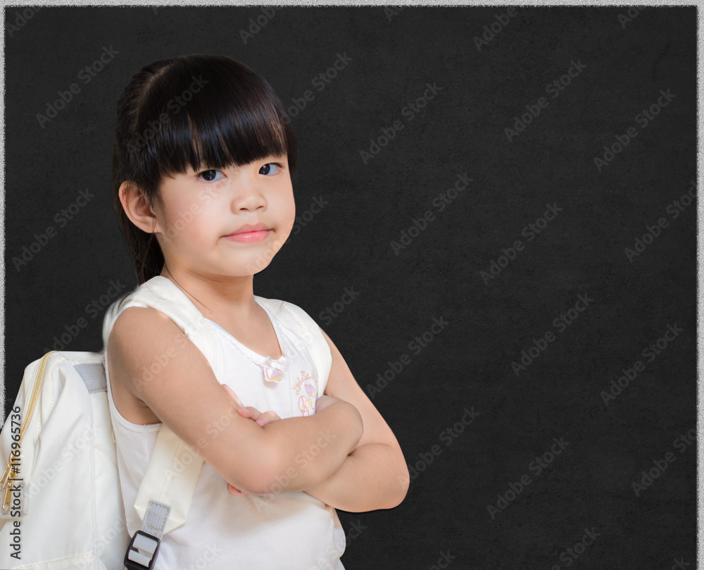 聪明的小女孩在黑板前微笑
