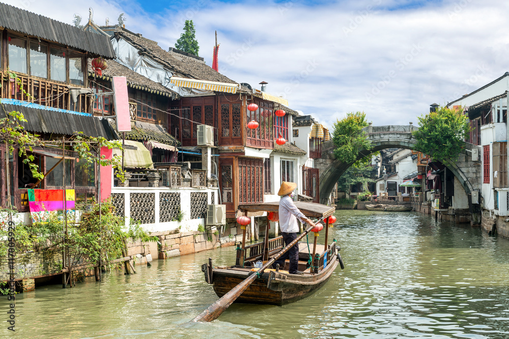 上海朱家角运河上的中国传统旅游船