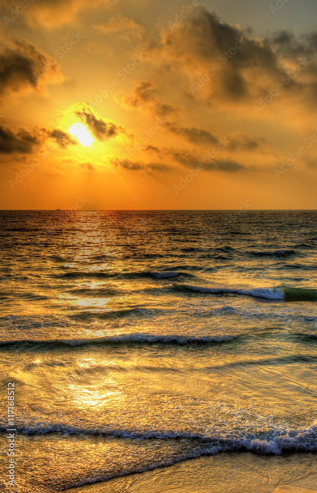 特拉维夫海岸外的地中海日落