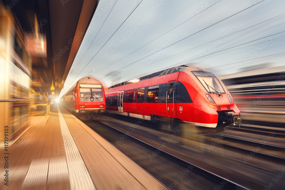 日落时分的现代高速红色客运列车。德国纽伦堡火车站。铁路wi