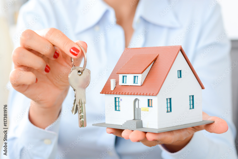 房地产经纪人将房产或新房钥匙交给客户