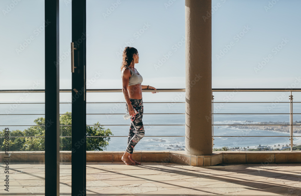 站在阳台上眺望风景的女人
