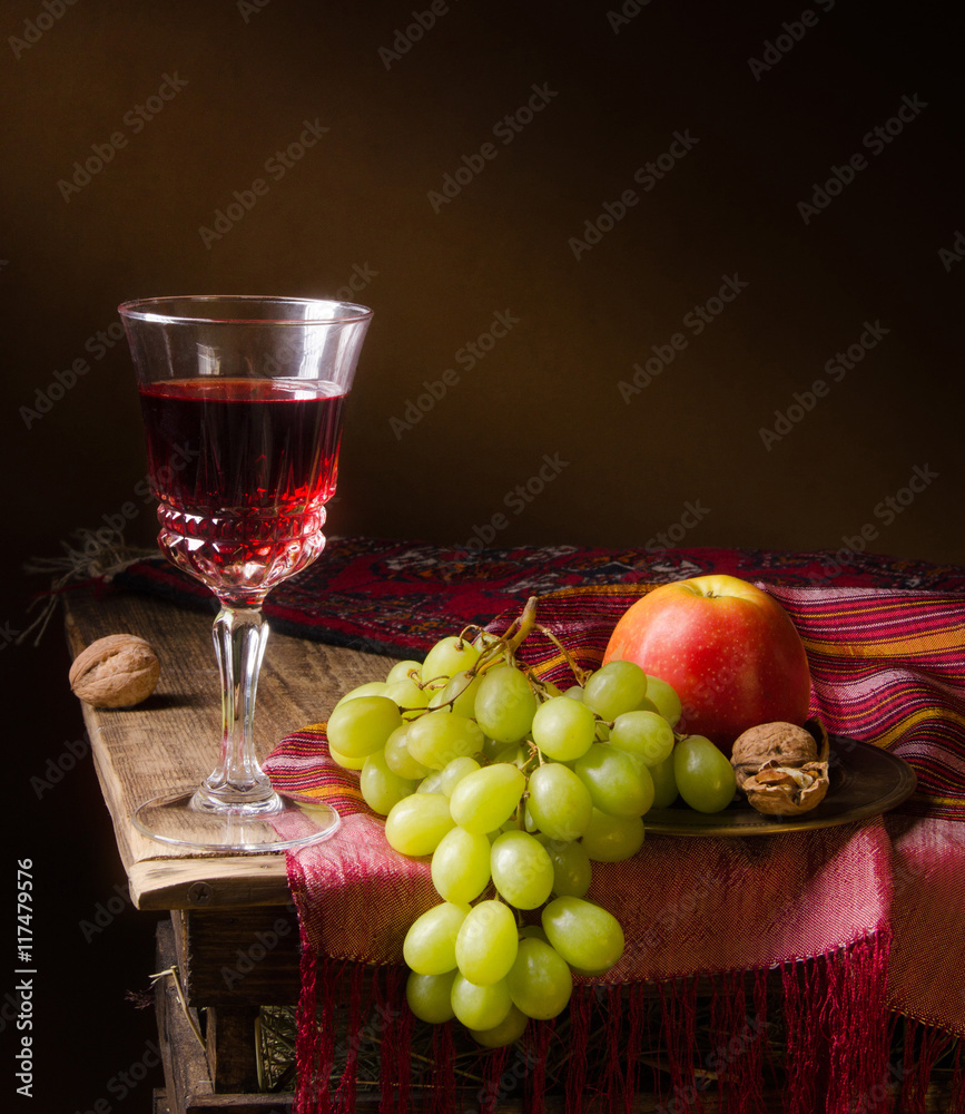 静物与葡萄，苹果，核桃。葡萄酒。自然。