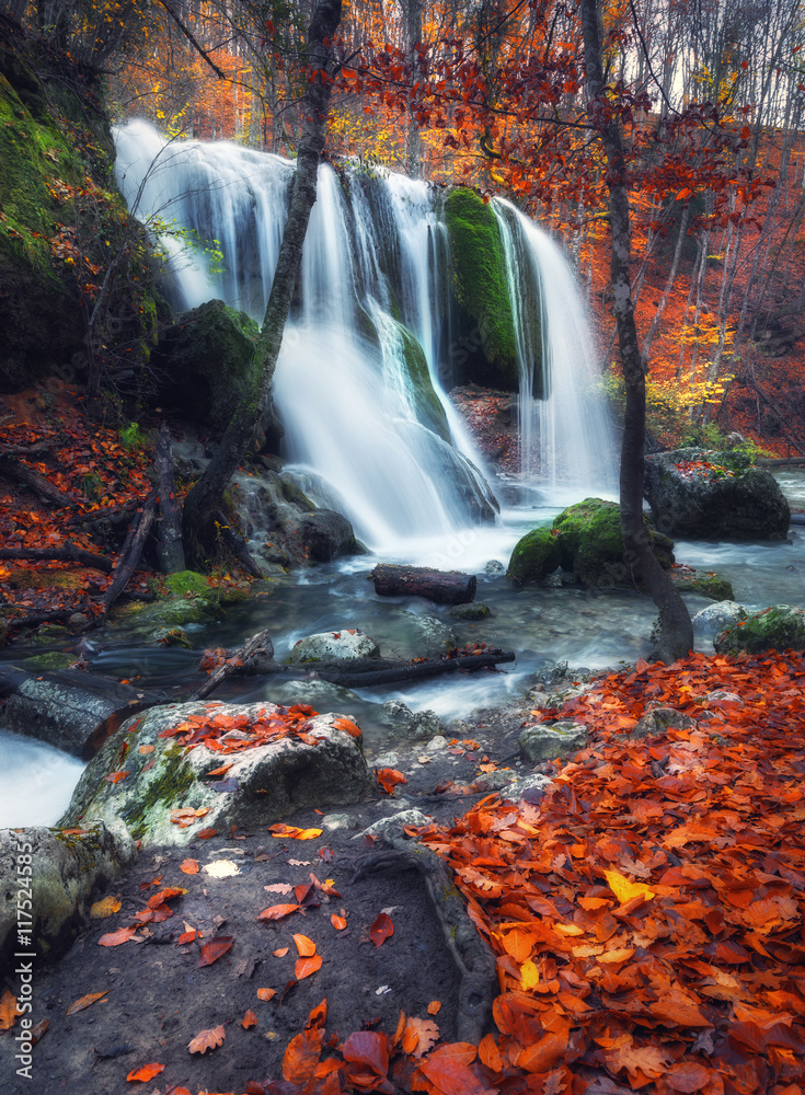 日落时分，秋林中的山河瀑布。