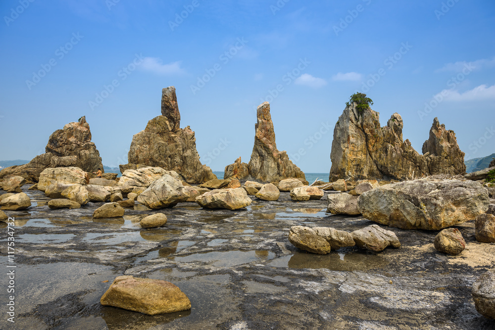Kushimoto，日本Hashi gui iwa巨石处的岩石海岸线。