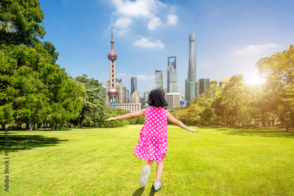 亚洲儿童在陆家嘴金融上海绿色公园跑步
