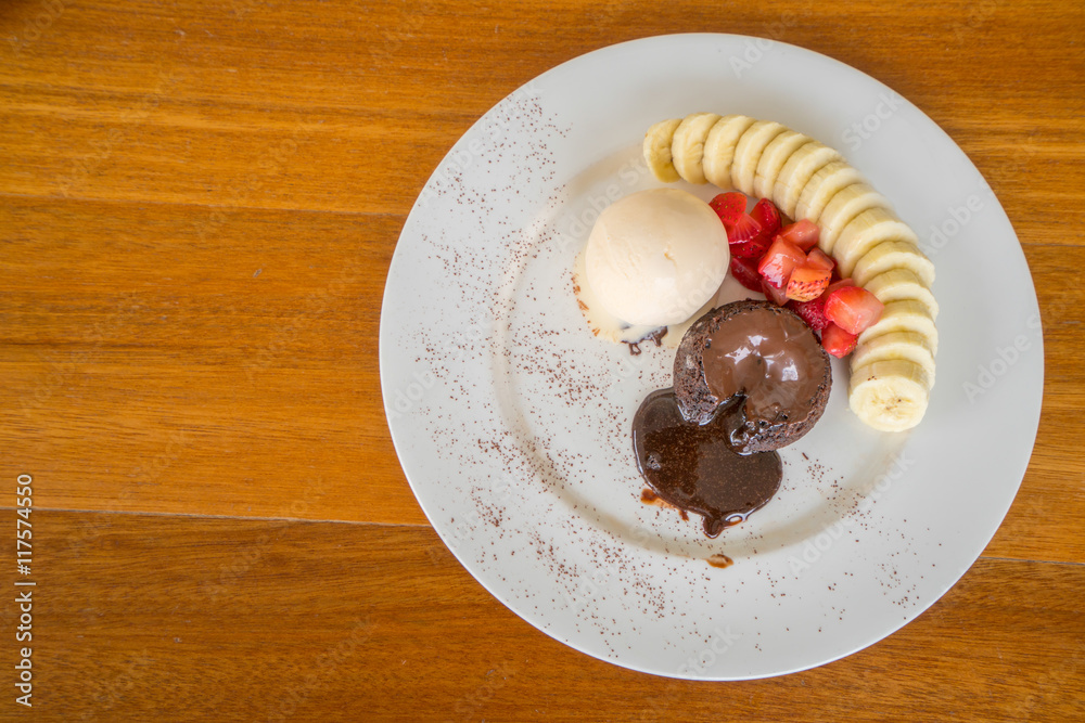 巧克力熔岩蛋糕配香草冰淇淋、草莓和香蕉