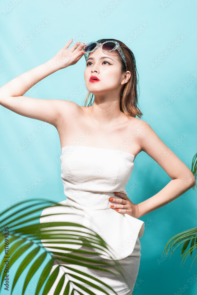 年轻迷人的亚洲女性戴墨镜的彩色肖像
