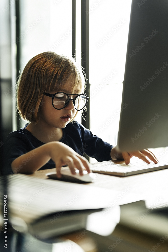 儿童冲浪电脑互联网生活方式概念