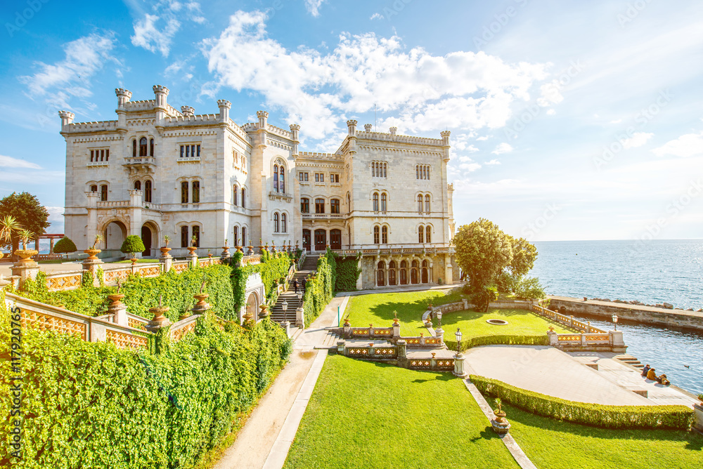 意大利东北部的里雅斯特湾上的米拉马尔城堡，带花园