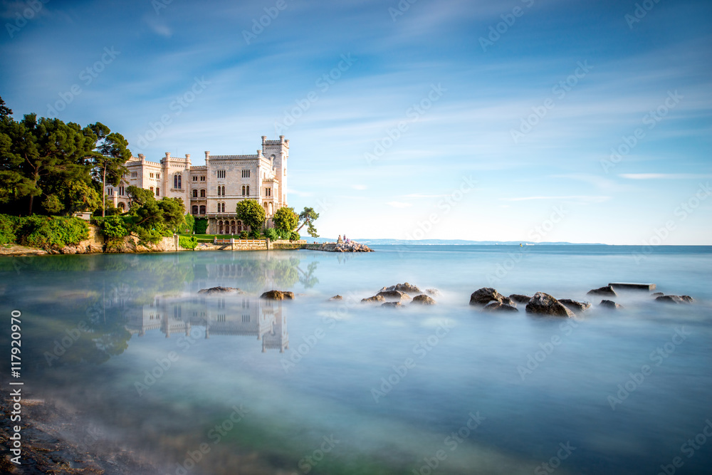 意大利东北部的里雅斯特湾上的米拉马尔城堡。长曝光图像技术wi