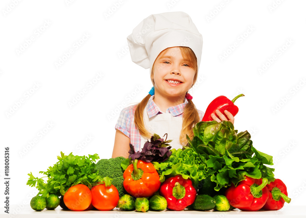 微笑的小女孩准备健康食品