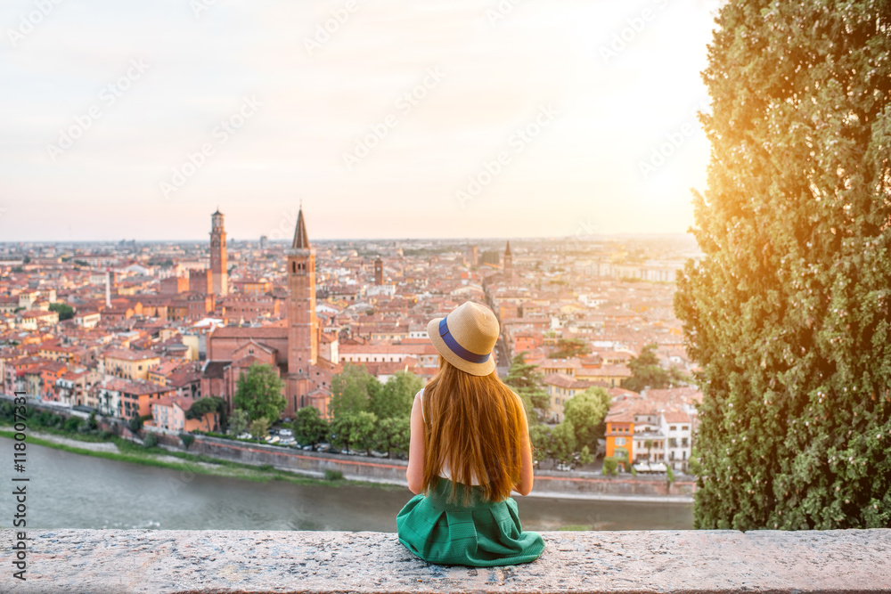 日落时，一位女士在意大利维罗纳市欣赏美景。维罗纳是著名的爱情之城。