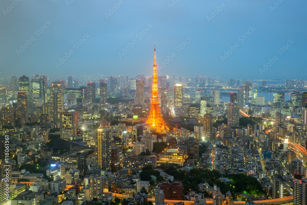 日本东京的东京塔和东京城市天际线