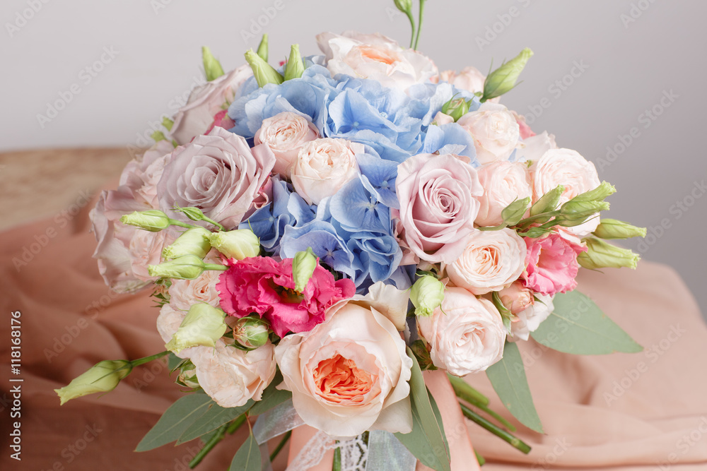 绣球花浓郁的花束。复古的花卉背景，五颜六色的玫瑰，古董剪刀和绳子