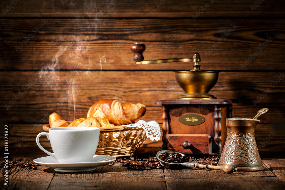 木质背景的咖啡和羊角面包