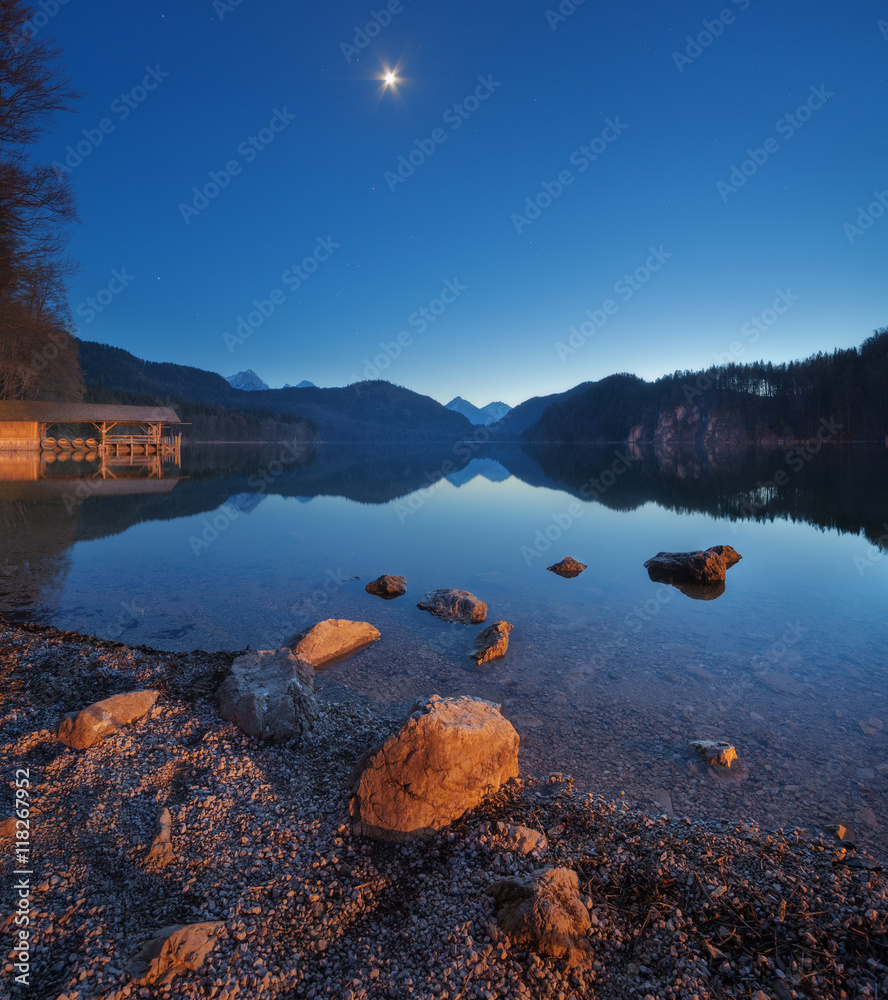 德国阿尔卑斯湖之夜。湖泊、山脉、森林、星星、满月的美丽景观，
