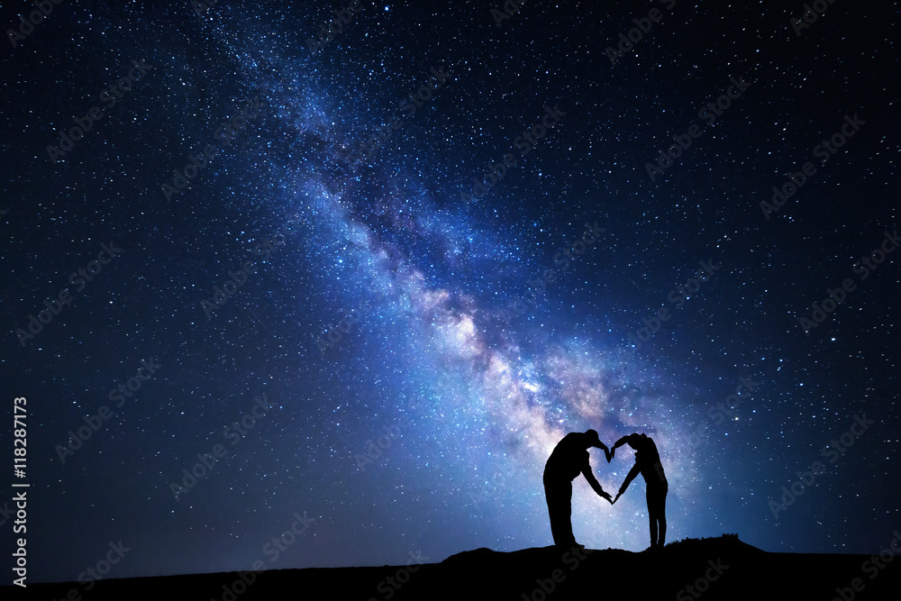 银河系背景下，一男一女手牵手，呈心形。夜景