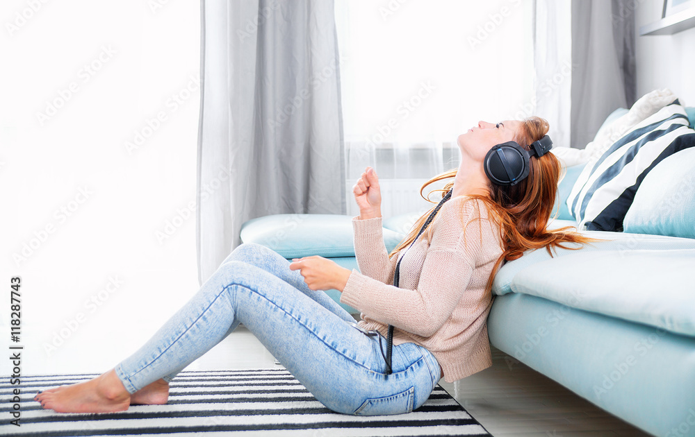 戴着耳机在家听音乐的女人