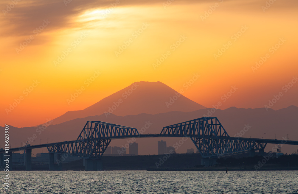 东京门桥和富士山在冬天美丽的日落