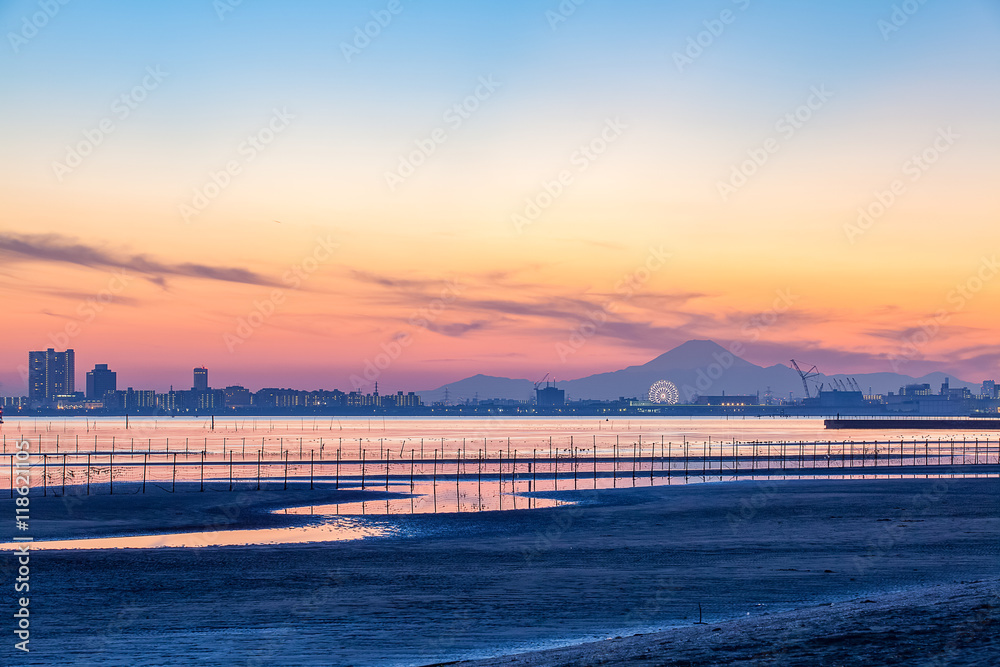 黄昏时分的东京湾和富士山
