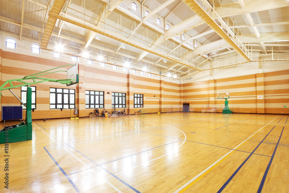 现代健身房的篮球场