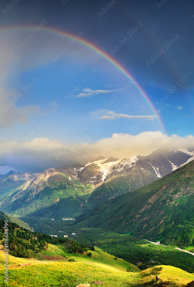 山脊下的彩虹。夏日的全景