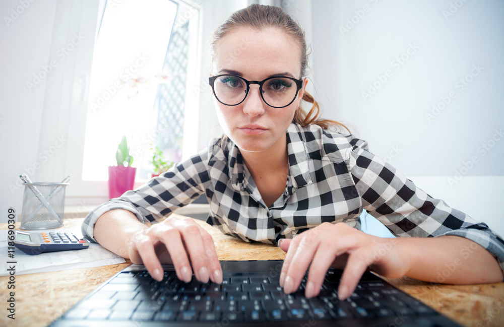 女性在家庭办公室用笔记本电脑浏览互联网，网络摄像头视图