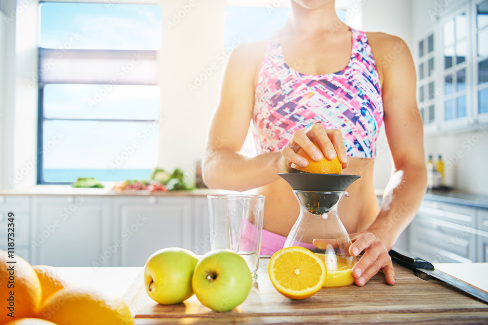 健康女性制作新鲜果汁